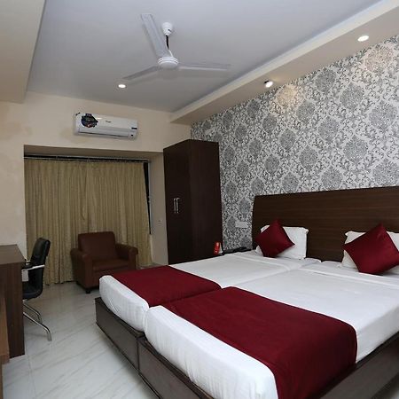 Hotel Railview Μπουμπάνεσβαρ Εξωτερικό φωτογραφία