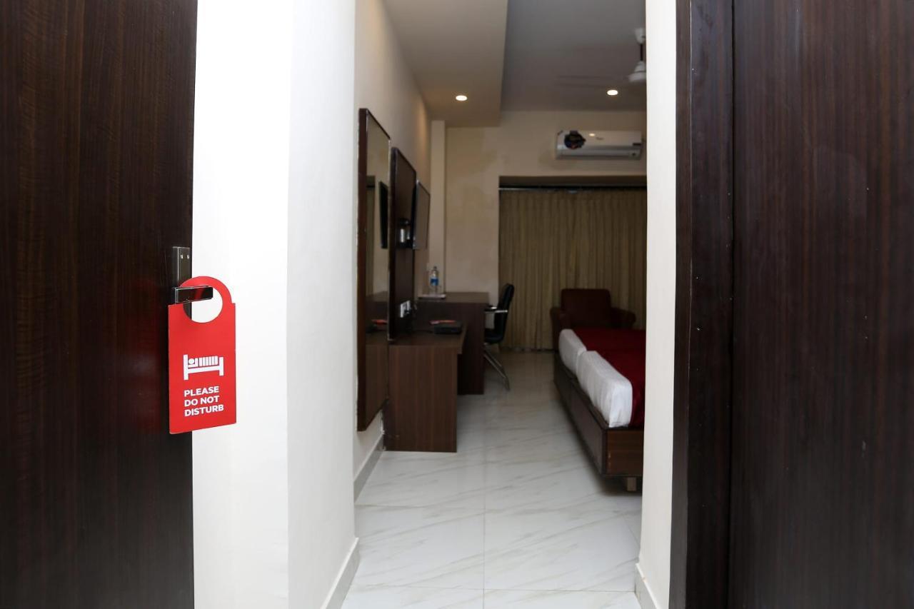 Hotel Railview Μπουμπάνεσβαρ Εξωτερικό φωτογραφία