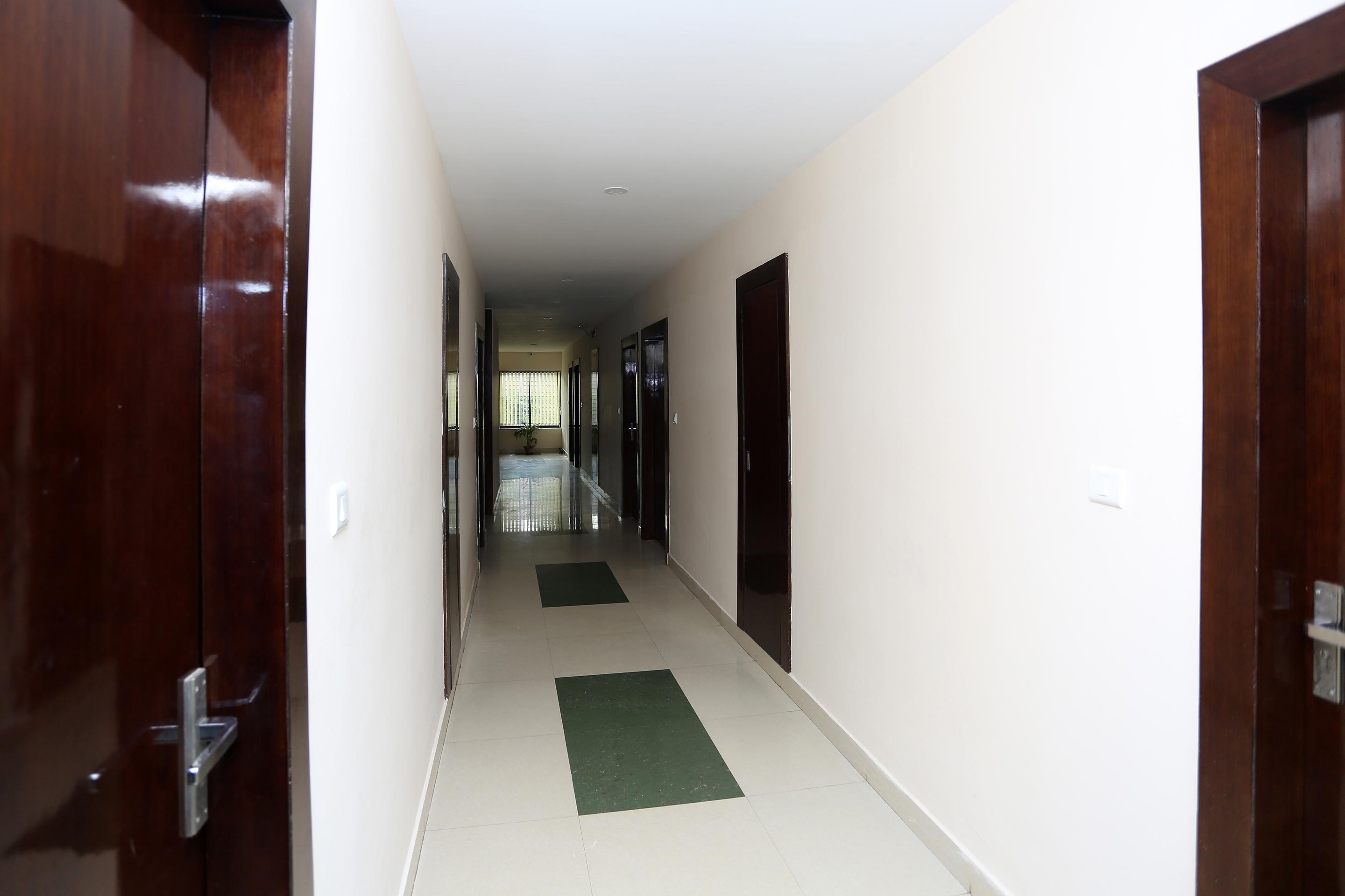 Hotel Railview Μπουμπάνεσβαρ Εξωτερικό φωτογραφία