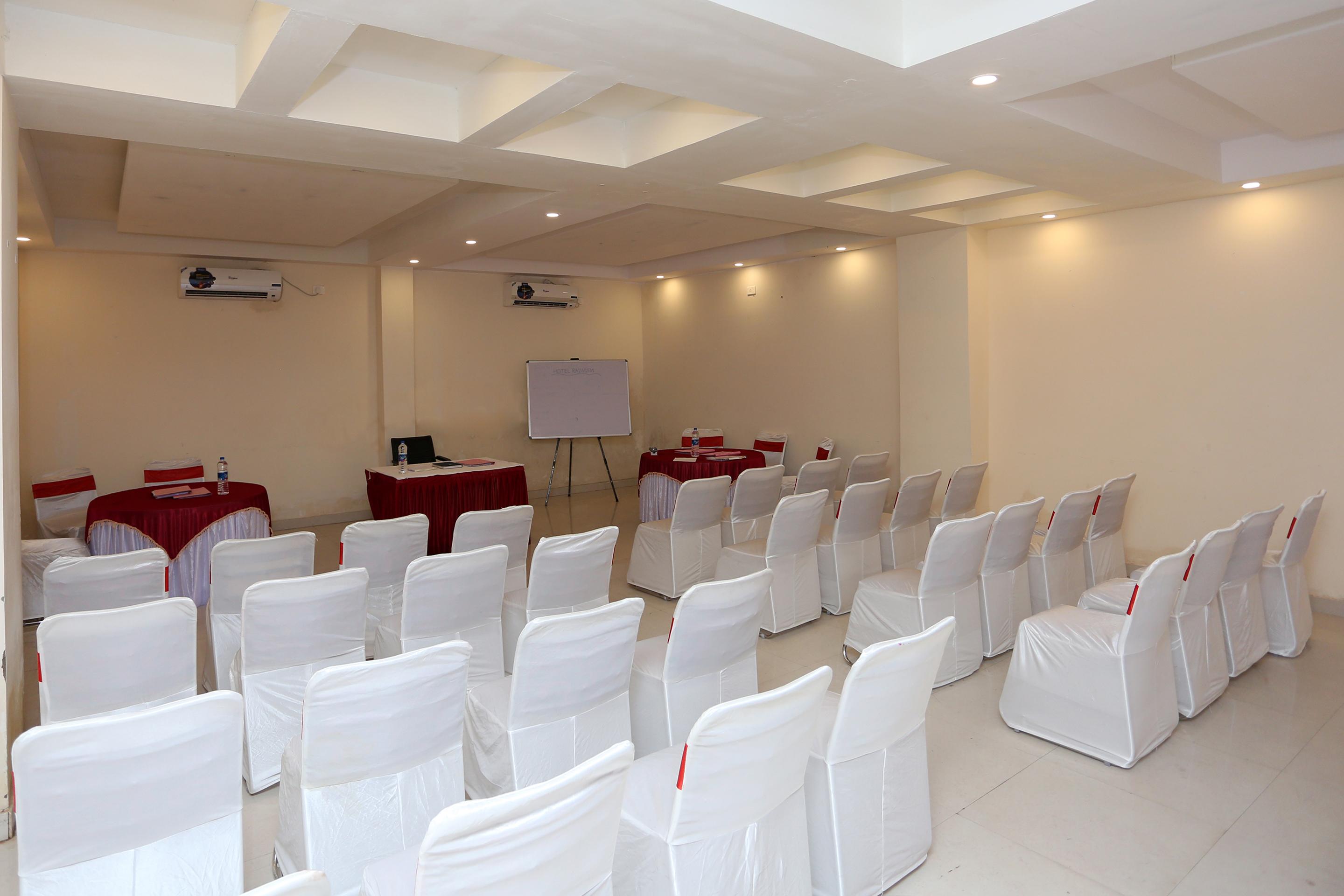 Hotel Railview Μπουμπάνεσβαρ Εξωτερικό φωτογραφία