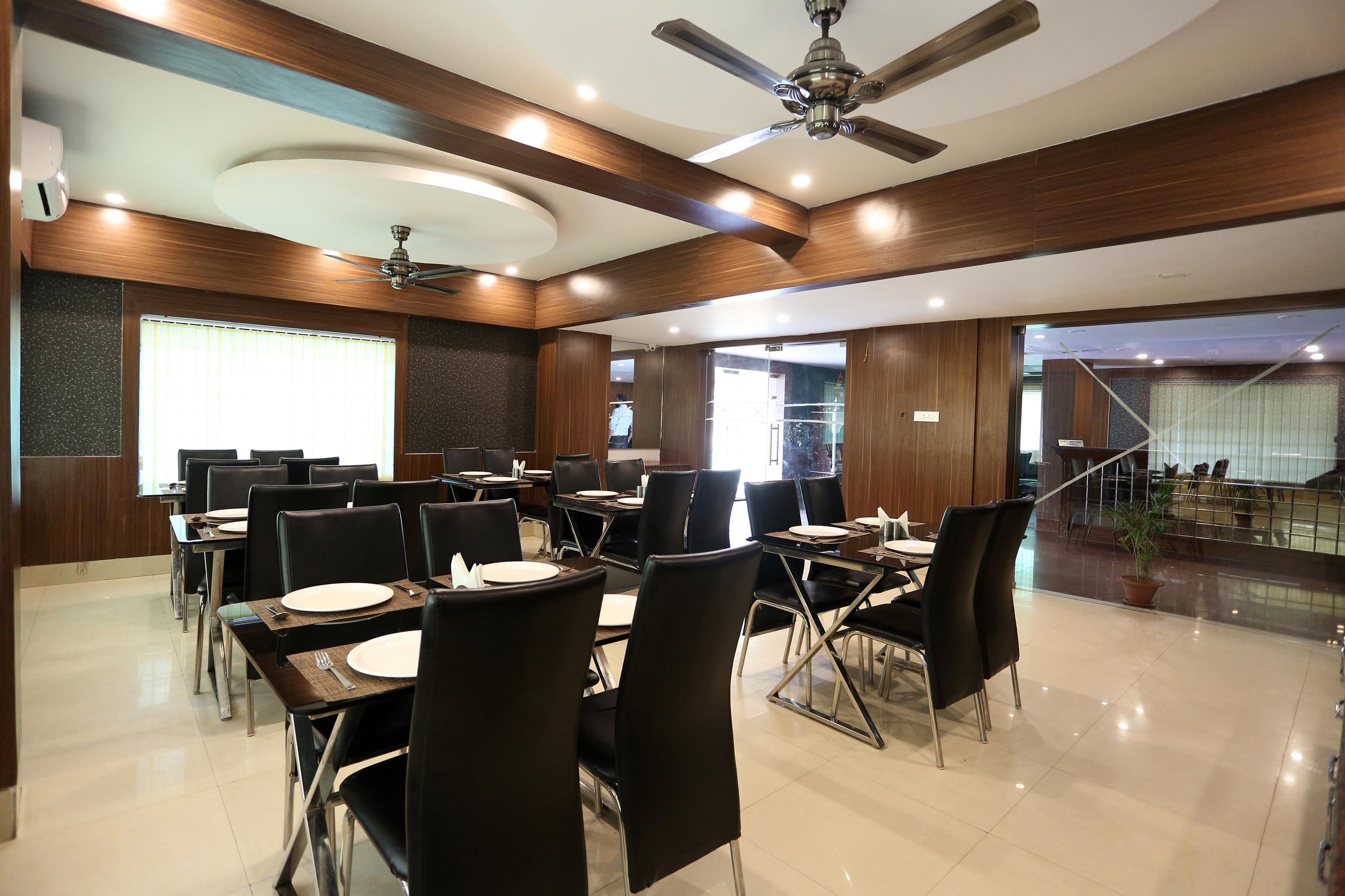 Hotel Railview Μπουμπάνεσβαρ Εξωτερικό φωτογραφία