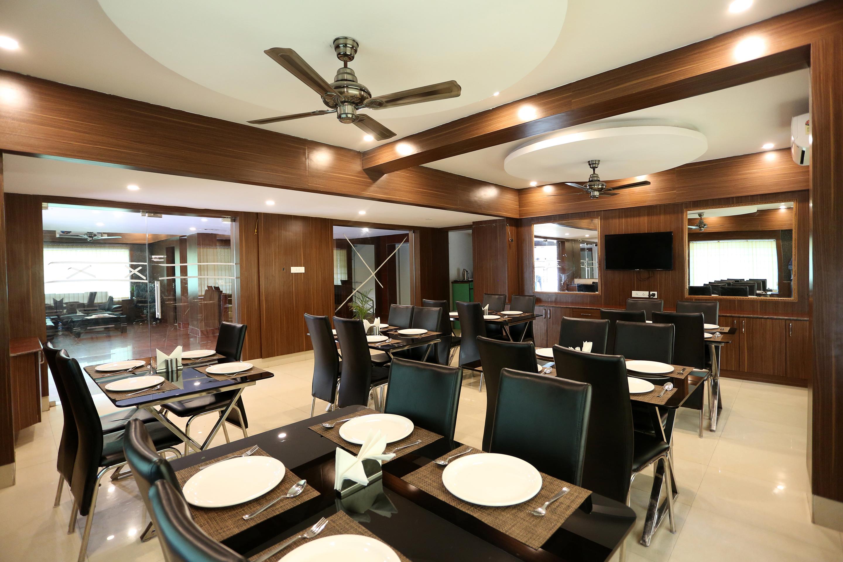 Hotel Railview Μπουμπάνεσβαρ Εξωτερικό φωτογραφία